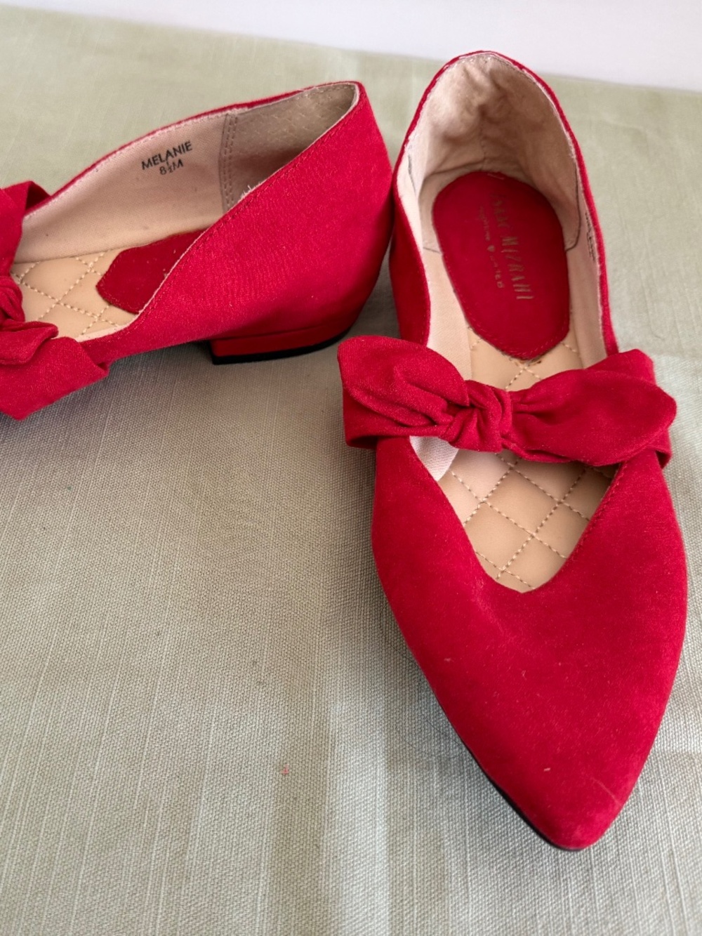 Issac Mizrahi Highline United Size 8.5M Red Suede pointed low heels with bow